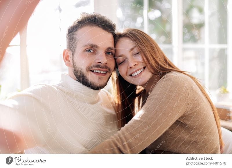 Lächelndes Paar nimmt Selfie im Haus Zimmer heiter Partnerschaft Liebe Moment Gedächtnis romantisch heimwärts Porträt freundlich Selbstportrait herzlich