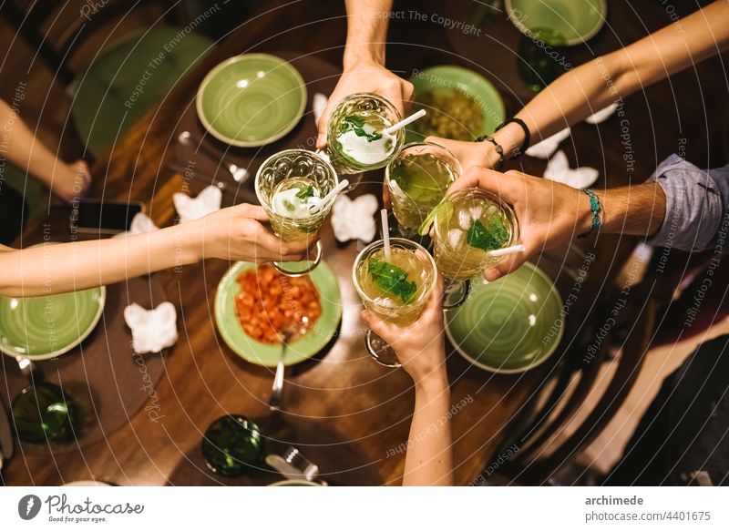 Freunde feiern zu Hause trinken Zuprosten oben Alkohol jubelt Cocktail Speise Essen genießen aufgeregt Lebensmittel Freundschaft Spaß Glas Hand Treffpunkt Glück