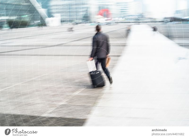 Menschen, die in der Stadt spazieren gehen reisen Arbeitsweg Mann Spaziergang Gepäck laufen Business Geschäftsmann Financial District Paris Pendeln Pendler
