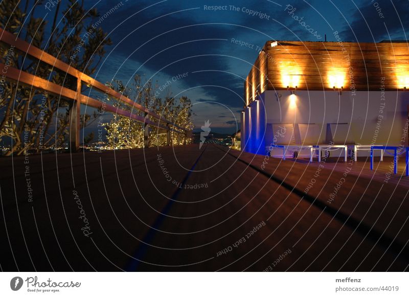 Nachteulen in Athen Schwimmbad Stil Europa Nachtaufnahme Zentralperspektive Kunstlicht erleuchten Moderne Architektur modern Menschenleer Außenaufnahme