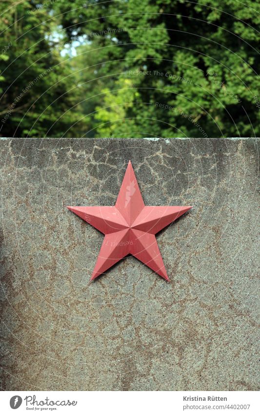 roter stern auf einem gedenkstein sowjetstern fünfzackig kommunistisch sozialistisch sowjetunion udssr sowjetisch arbeiterbewegung symbol symbolisch zeichen