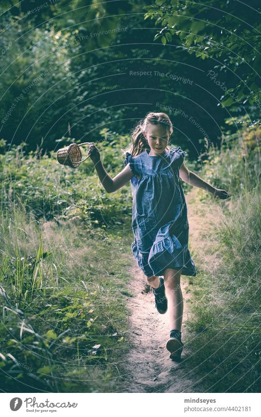Mädchen mit Korb läuft durch den Wald Kind Kindheit Kinderspiel Freiheit Natur Naturliebhaber Kindheitserinnerung Spielen Freude Freizeit & Hobby Lifestyle