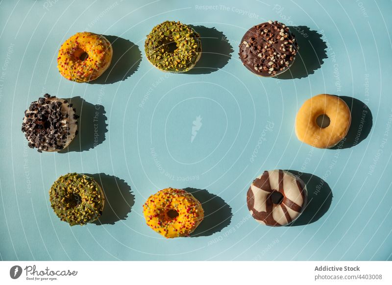 Draufsicht auf leckere Donuts Doughnut flach Krapfen eisbedeckt Top Fett Hintergrund Diät legen Raum sortiert Lebensmittel Sammlung viele Dessert Kuchen Kopie