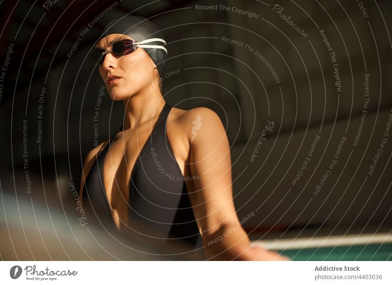 Schwimmerin im Schwimmbad Frau Sportlerin Pool Bekleidung Mitte Model nach unten Stehen Konkurrenz Gesicht Badeanzug Opferbereitschaft schön Nahaufnahme schwarz