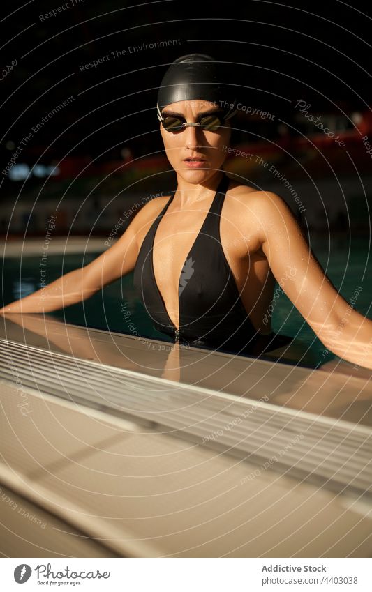 Schwimmerin im Schwimmbad Frau Sportlerin Pool Bekleidung Mitte Model nach unten Stehen Konkurrenz Gesicht Badeanzug Opferbereitschaft schön Nahaufnahme schwarz