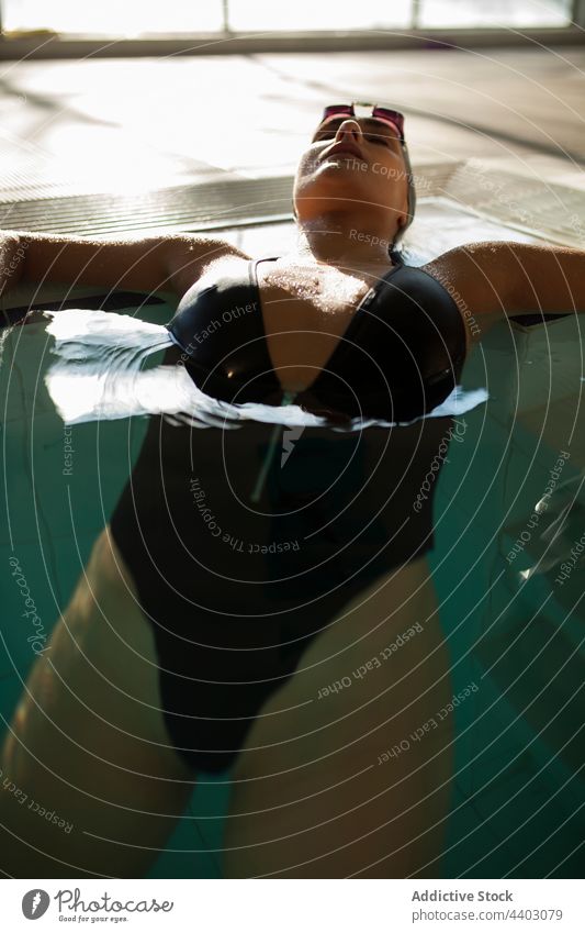 Schwimmerin im Schwimmbad Sport Bekleidung Mitte Model nach unten Stehen Sportlerin Konkurrenz Gesicht Badeanzug Opferbereitschaft schön Frau Nahaufnahme