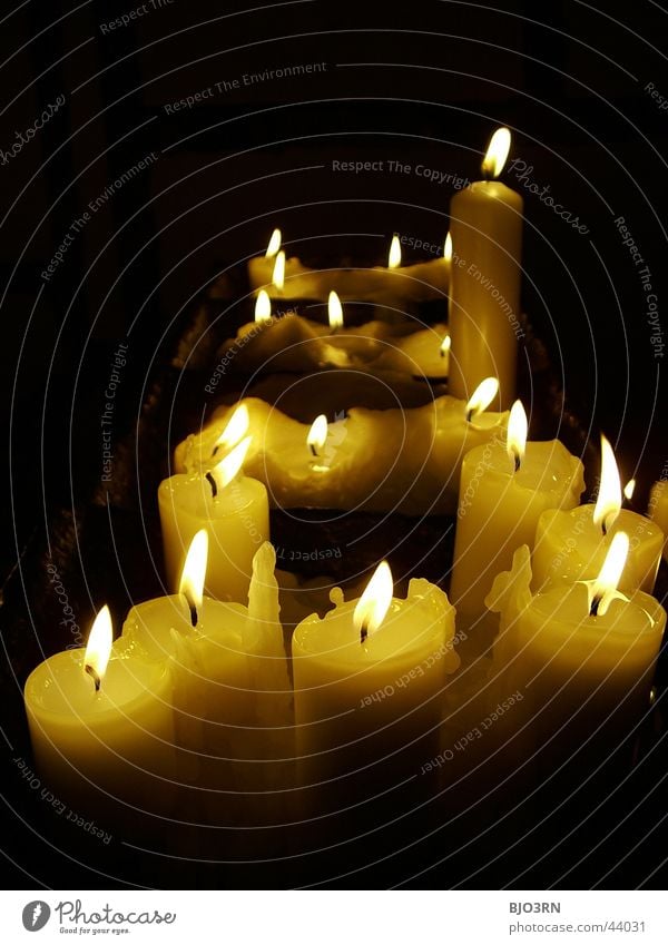 candela #2 Kerze Wachs Trauer Gebet dunkel Licht schwarz Dinge Kerzendocht mehrere Flamme Lichterscheinung hell Brand