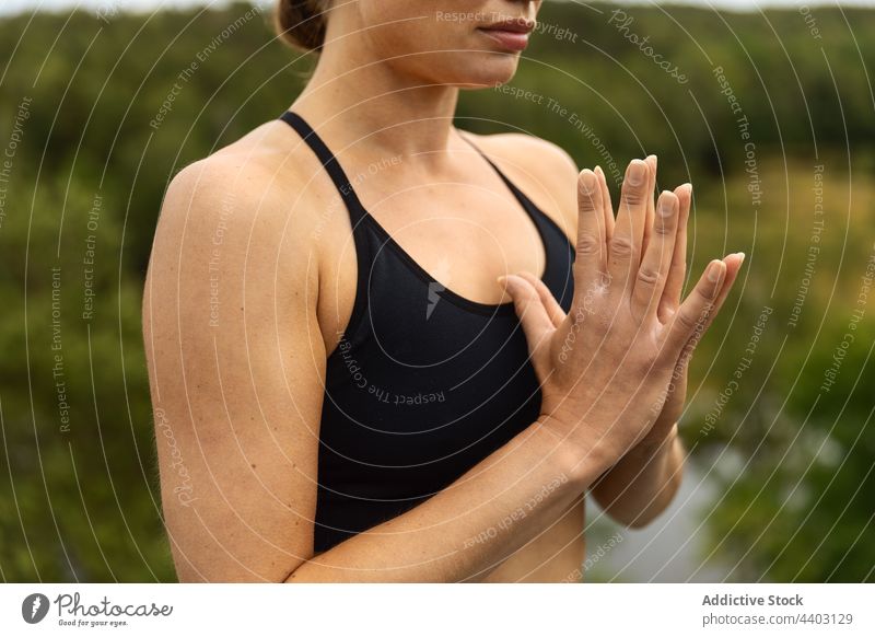 Konzentrierte Frau meditiert mit betenden Händen im Freien meditieren betende Hände Yoga Konzentration Stressabbau Zen Harmonie Porträt üben Wellness Vitalität