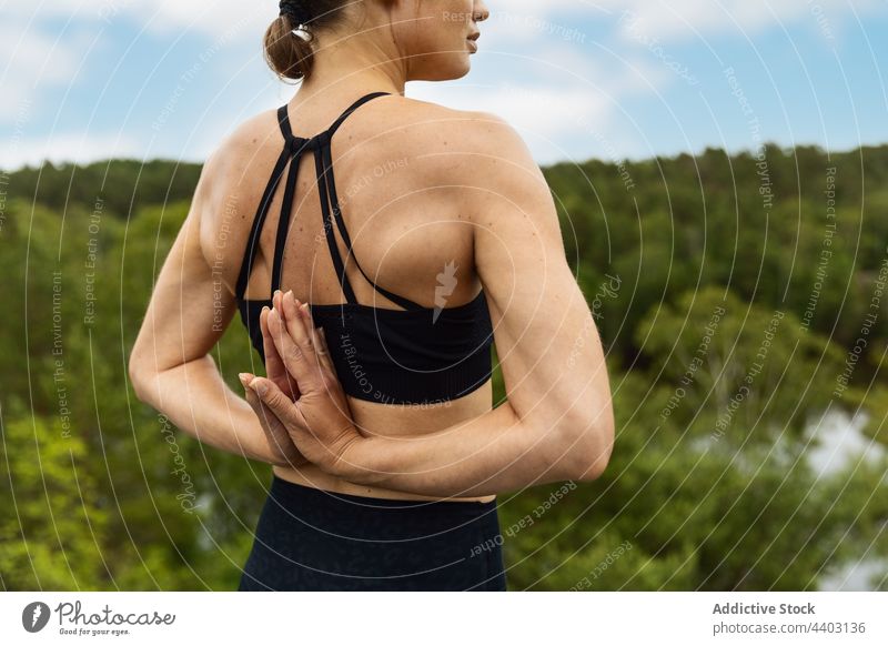 Anonyme Frau, die ihre Hände hinter dem Rücken verschränkt Yoga Natur üben Hobby Hände gefaltet Sommer Asana Zen meditieren beweglich schlank Namaste Gebet