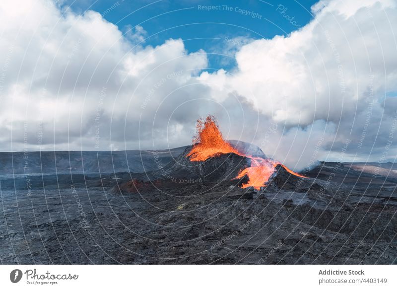 Aktiver Vulkan unter blauem Himmel mit Kumuluswolken Brandwunde aktiv ausbrechen Hochland Natur Energie Kraft Feuer wolkig dynamisch Landschaft fagradalsfjall