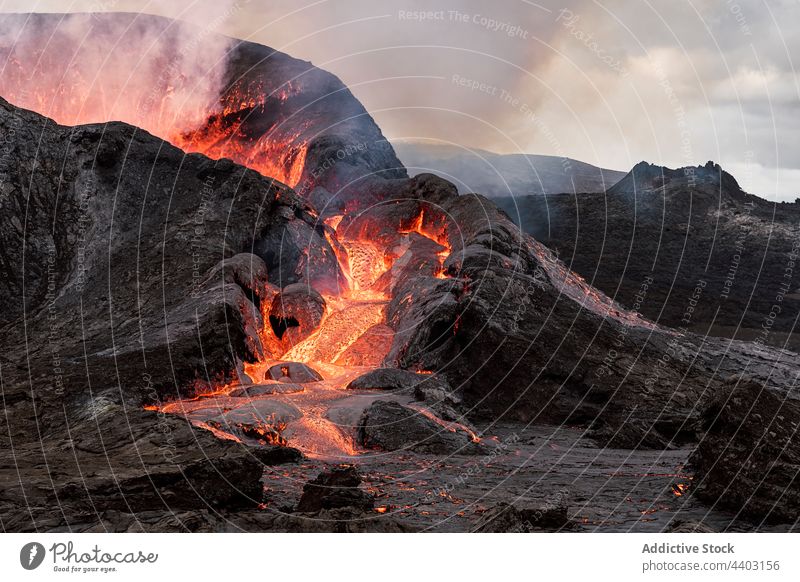 Aktiver Vulkan unter bewölktem Himmel Brandwunde aktiv ausbrechen Hochland Natur Energie Kraft Feuer Kumulus wolkig dynamisch Landschaft fagradalsfjall Island