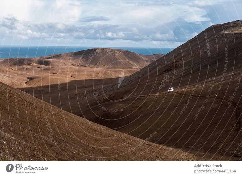 Berge und Vulkan gegen Meer unter bewölktem Himmel Berge u. Gebirge MEER Natur Hochland Landschaft wolkig Geologie fagradalsfjall aktiv ausbrechen Island