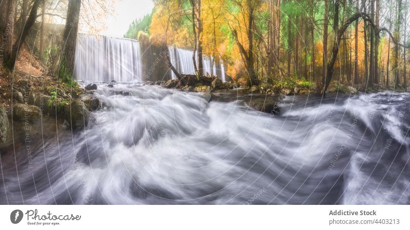 Wasserfälle und Fluss mit schnellen Wasserläufen in den Bergen Wasserfall Berge u. Gebirge Bewegung dynamisch Energie Kraft Natur Hochland fallen fließen