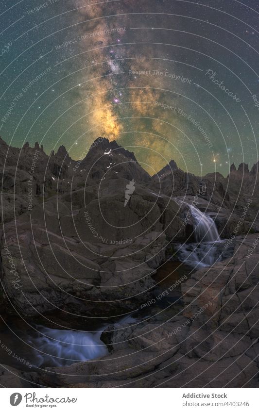 Wasserfall in den Bergen unter Sonnenuntergang Himmel mit Milchstraße Reittier Milchstrasse sternenklar Natur Astronomie Raum Fluss Hochland schaumig Kaskade