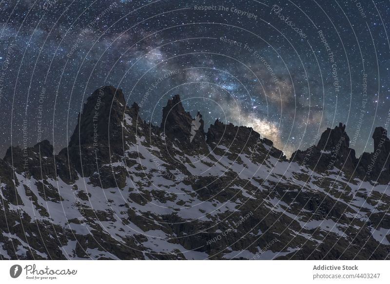 Milchstraße am Sternenhimmel über einem verschneiten Berg bei Nacht Milchstrasse Himmel Berge u. Gebirge sternenklar Galaxie Weltall Astronomie Schmuckkörbchen