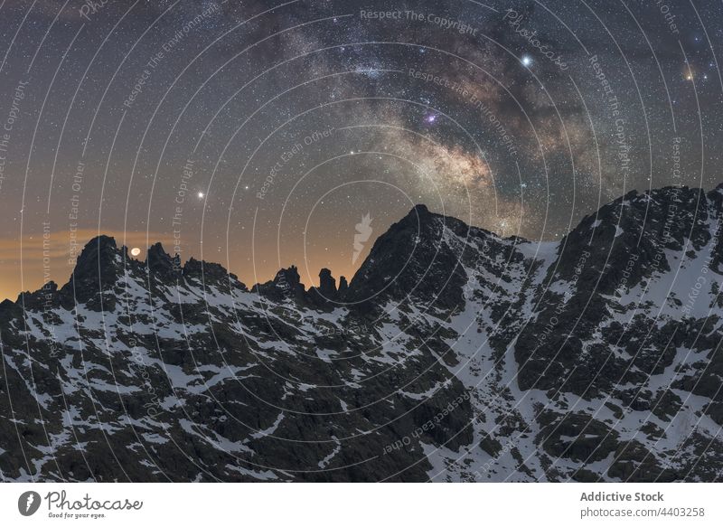 Milchstraße am Sternenhimmel über einem verschneiten Berg bei Nacht Milchstrasse Himmel Berge u. Gebirge sternenklar Galaxie Weltall Astronomie Schmuckkörbchen