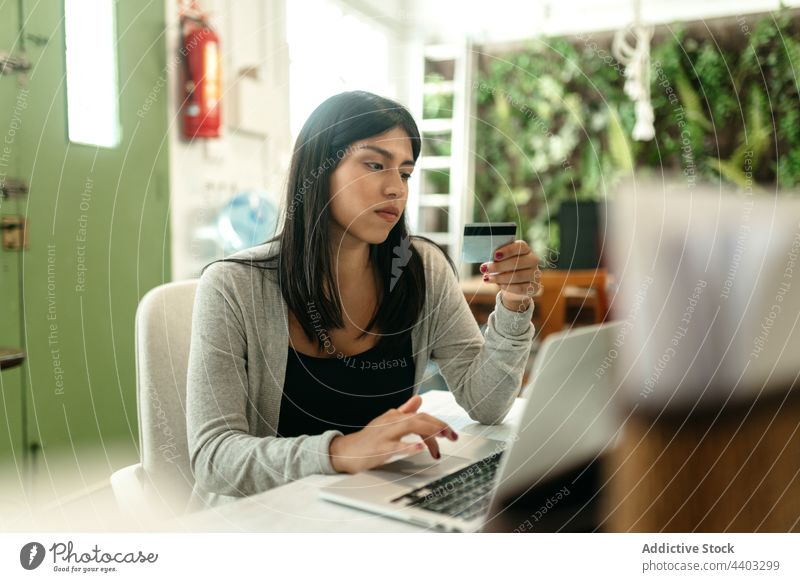 Frau beim Bezahlen mit Plastikkarte beim Online-Shopping Zahlung online Werkstatt Laptop Kauf bezahlen Orden Käufer e-Commerce Kunde verbrauchen Laden