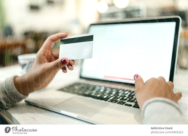 Crop-Frau beim Bezahlen mit Plastikkarte beim Online-Shopping Zahlung online Werkstatt Laptop Kauf bezahlen Orden Käufer e-Commerce Kunde verbrauchen Laden