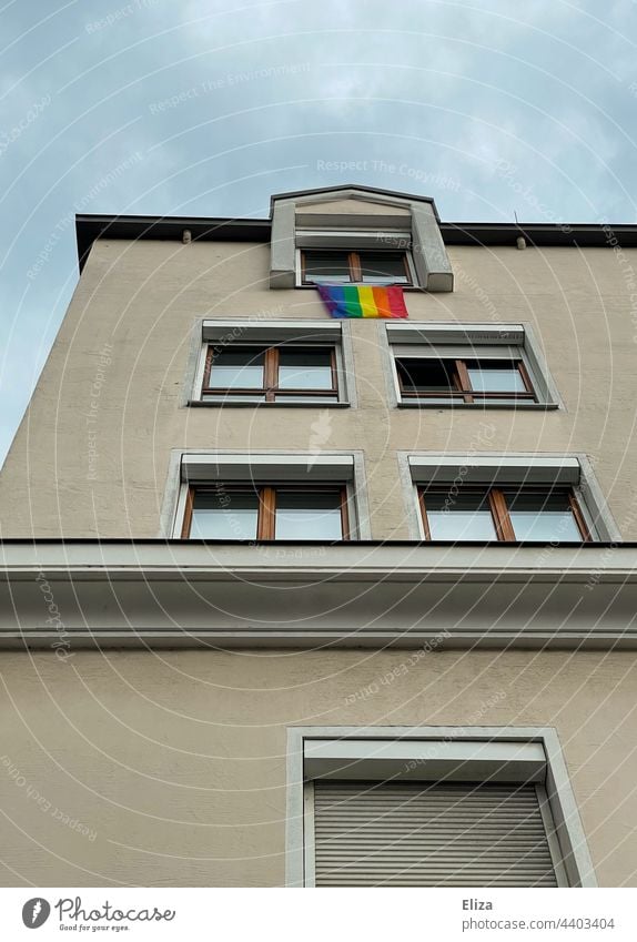 Regenbogenflagge hängt aus dem Fenster eines Wohnhauses - lgbtq, Toleranz, Pride LGBTQ lgbtq+ Homosexualität Freiheit Regenbogenfahne Gleichstellung Vielfalt
