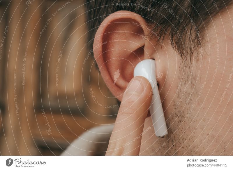 Mann ändert die Lautstärke seines drahtlosen Headsets Porträt Nahaufnahme Kopfhörer Musik Teenager männlich Drahtlos modern Technik & Technologie Klang stereo
