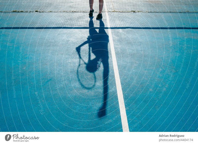 Der Schatten einer Frau beim Aufschlagen eines Tennisballs auf einem Platz. Gericht Remmidemmi Sport Ball Konkurrenz Spiel Hof Boden Stadion Athlet Netz Turnier