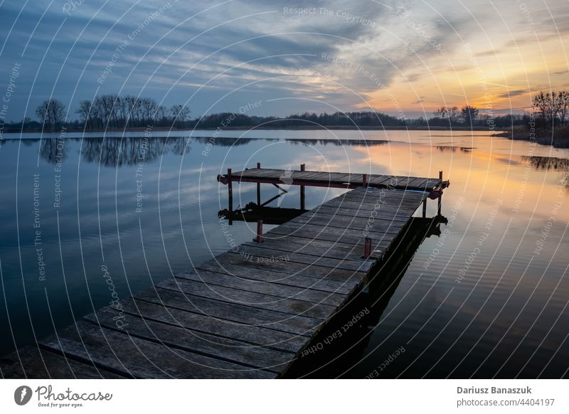 Holzsteg an einem ruhigen See und Abendwolken, Stankow, Polen Natur Pier Sonnenuntergang Wasser Cloud Himmel im Freien hölzern Reflexion & Spiegelung Landschaft