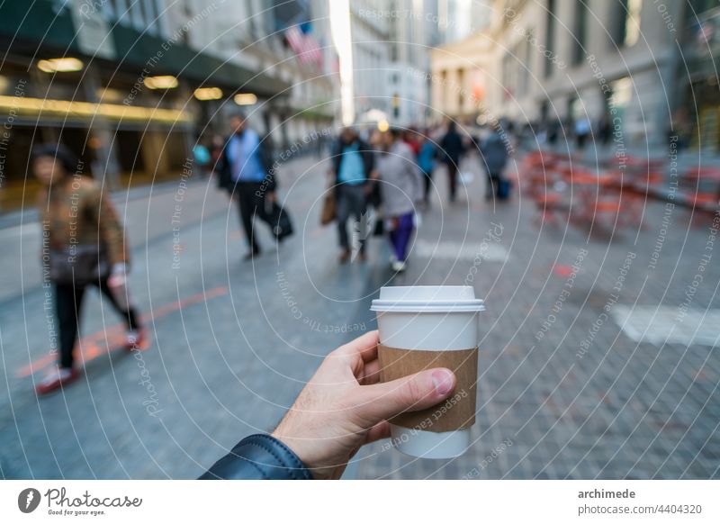 Kaffee in New York City Café Hand zum Mitnehmen Tasse New York State nyc USA Geschäftsmann Straße Pendeln Menge überfüllt Pendler reisen Spaziergang Fußgänger