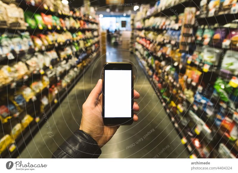 Einkaufsliste auf dem Telefon im Supermarkt Laden kaufen Lebensmittel List Hand Produkte Markt Lebensmittelgeschäft Wahl Verbraucher im Innenbereich