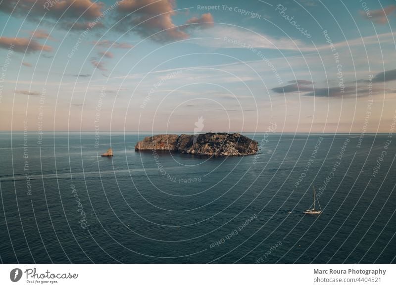 Eine Insel in der Mitte des Meeres und ein Boot Hintergrund Bucht Strand blau brava Karibik Katalonien costa Ziele estartit Europa Girona Feiertag idyllisch