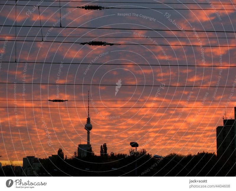 Abendleuchten über der Großstadt Berliner Fernsehturm Wahrzeichen Hauptstadt Himmel Wolken Abenstimmung Oberleitung Silhouette Prenzlauer Berg