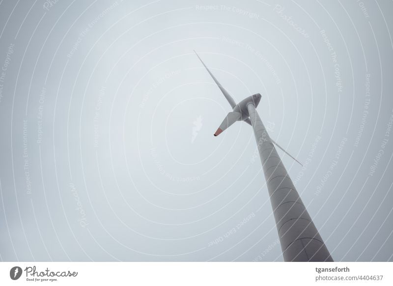 Windmühle von unten Windrad Windenergie windenergieanlage Erneuerbare Energie Energiewende Windkraftanlage Umweltschutz Energiewirtschaft alternativ Klimawandel