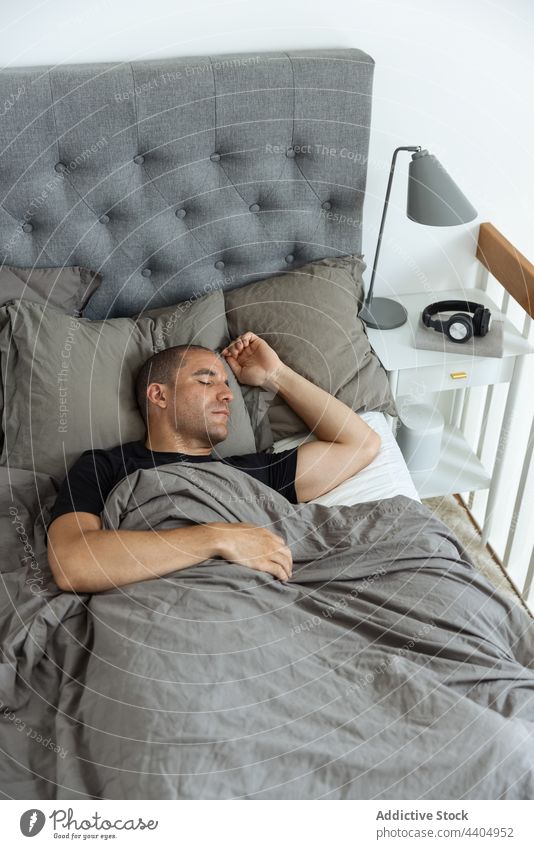 Mann schläft in einem bequemen Bett zu Hause schlafen Schlafzimmer Morgen Komfort heimwärts Lügen friedlich schlafend männlich ruhen Decke sich[Akk] entspannen