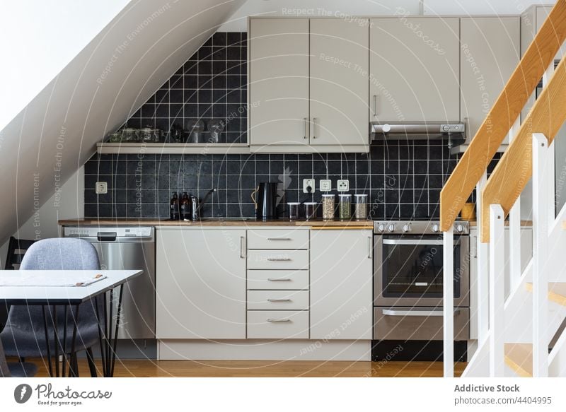 Interieur einer modernen Küche in einem Haus Innenbereich weiß Möbel Stil Design sehr wenige Zeitgenosse Cottage Fliesen u. Kacheln schwarz Wand Vorrichtung