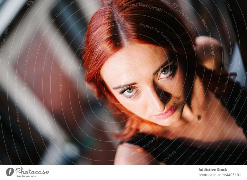 Charmante rothaarige Frau schaut in die Kamera rote Haare charmant Vorschein Rotschopf Balkon Gelassenheit Windstille friedlich Teint ruhig sanft grüne Augen