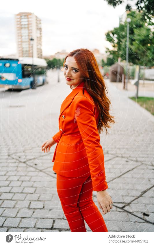 Trendy rothaarige Frau zu Fuß in der Stadt Straße durchkreuzen Anzug lebhaft Stil Rotschopf Ingwer Mode Großstadt selbstbewusst trendy lange Haare Zeitgenosse