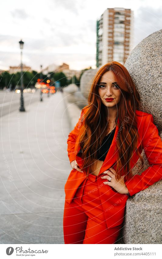 Inhalt stilvolle rothaarige Frau im Anzug in der Stadt Rotschopf orange Stil Ingwer hell Farbe trendy Großstadt charmant selbstbewusst Straße Mode modern urban