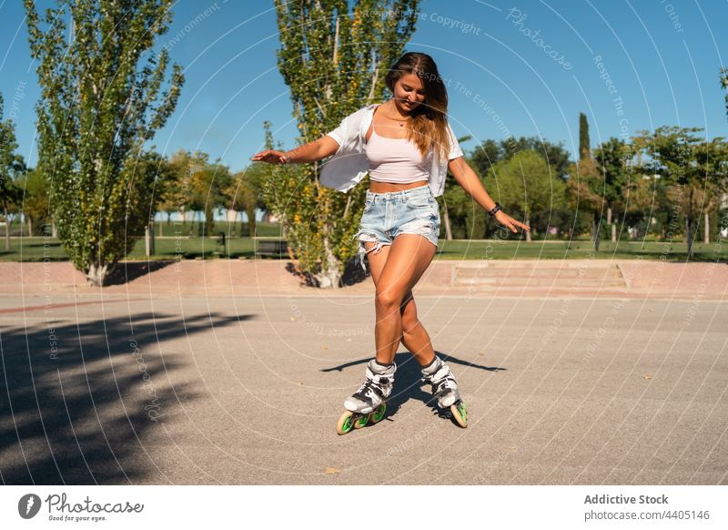 Frau in Rollschuhen und mit Stunt Rollerblade Trick Ausgeglichenheit Skater Sommer Rad Straße Aktivität üben sonnig Sonnenlicht Sommerzeit passen urban