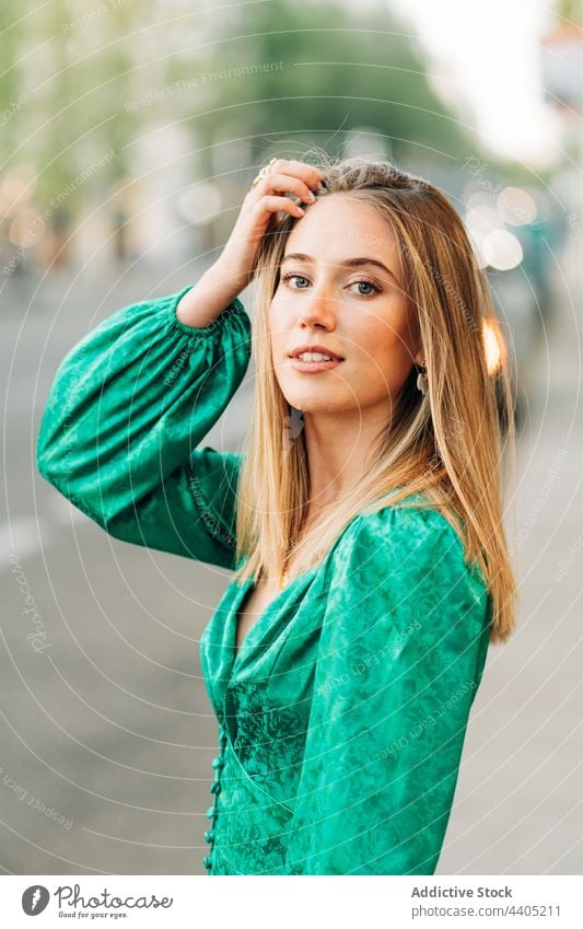 Glückliche Frau im stilvollen grünen Kleid in der Stadt trendy Mode Stil ausdehnen sorgenfrei Großstadt Freiheit Outfit Sommer urban charmant Straße Lächeln