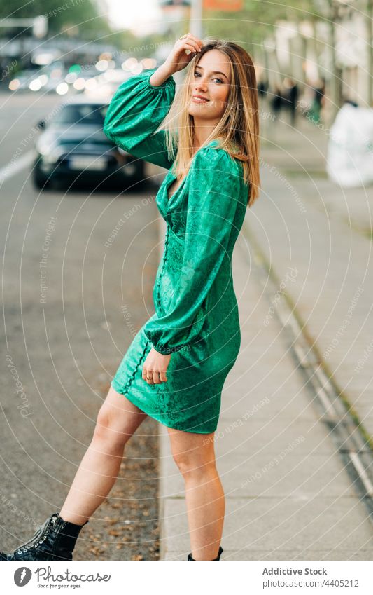 Glückliche Frau im stilvollen grünen Kleid in der Stadt trendy Mode Stil ausdehnen sorgenfrei Großstadt Freiheit Outfit Sommer urban charmant Straße Lächeln
