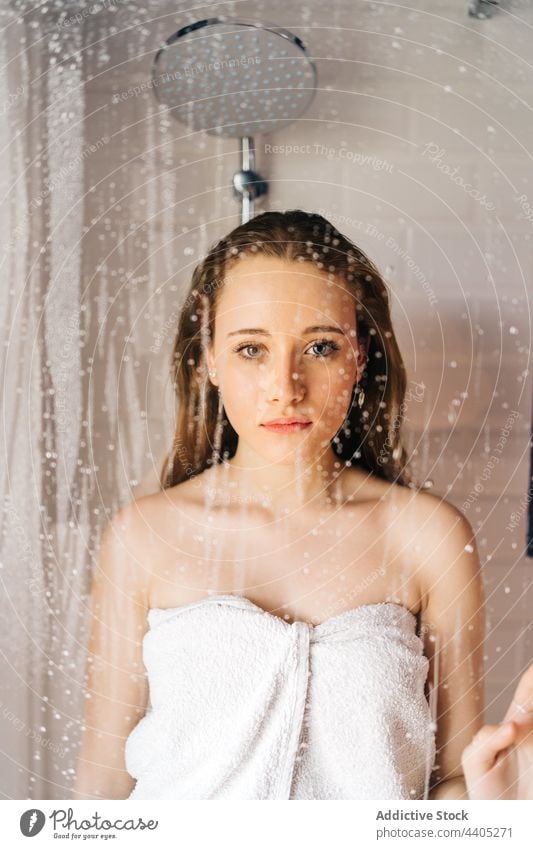 Frau hinter Glaswand der Dusche stehend nass Wand Handtuch umhüllen Kabine Hygiene Bad jung Pflege Sauberkeit Wasser Wassertropfen Tropfen Tröpfchen rein weich