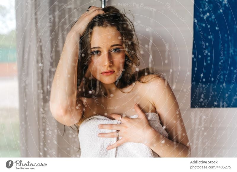 Frau hinter Glaswand der Dusche stehend nass Wand Handtuch umhüllen Kabine Hygiene Bad jung Pflege Sauberkeit Wasser Wassertropfen Tropfen Tröpfchen rein weich