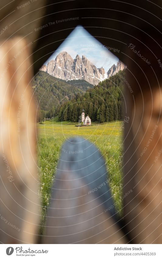 Kirche auf einer Wiese in einem grünen Tal im Hochland Berge u. Gebirge Landschaft katholisch Religion malerisch Dolomit Alpen Italien st. johannes kirche alt