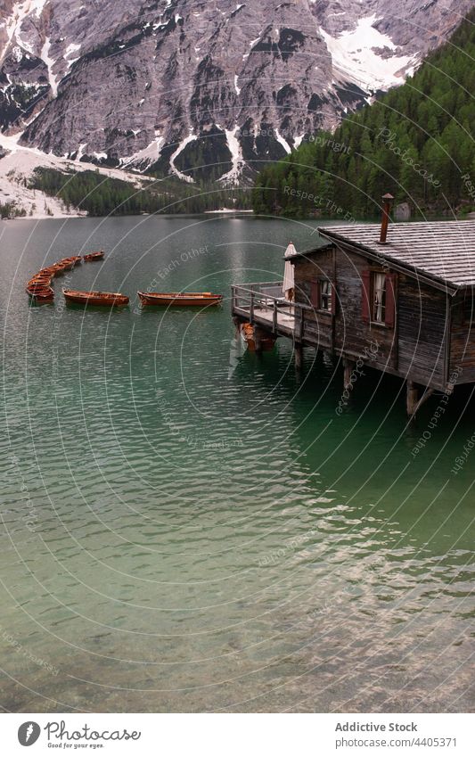 Boote und Holzsteg auf einem See in den Bergen Berge u. Gebirge Landschaft Schwimmer Teich Hochland Pier Dock hölzern Pragser Wildsee pragser wildsee Dolomit