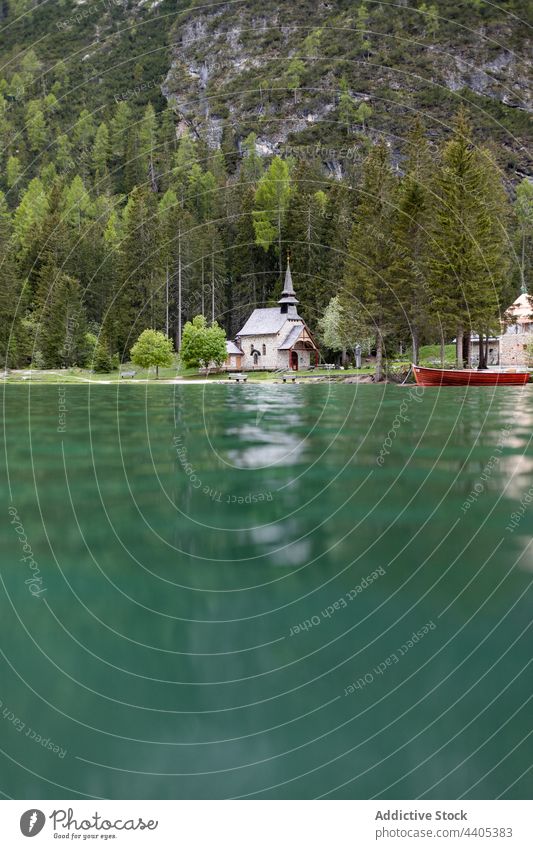 Kirche am Seeufer gelegen Teich Berge u. Gebirge Landschaft Wasser blau Gebäude Religion Pragser Wildsee pragser wildsee Dolomit Italien Alpen Hochland