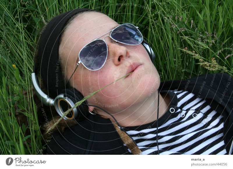 Wiesen-Nina Sonnenbrille Kopfhörer Halm Erholung Sommer gestreift Gras Frau Himmel Musik T-Shirt chillig