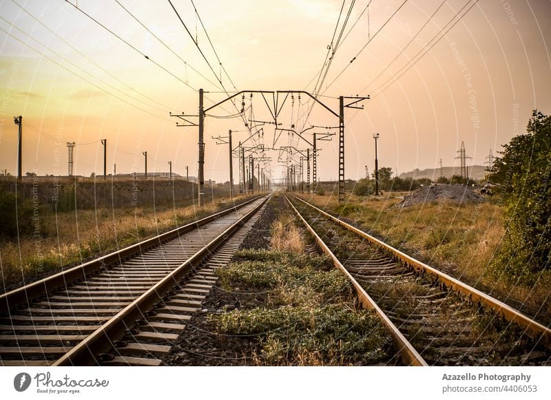 Blick auf eine Eisenbahn bei Sonnenuntergang. Hintergrund blau Konzept Tag Regie elektrisch HDR Horizont industriell Industrie Unendlichkeit bügeln Reise