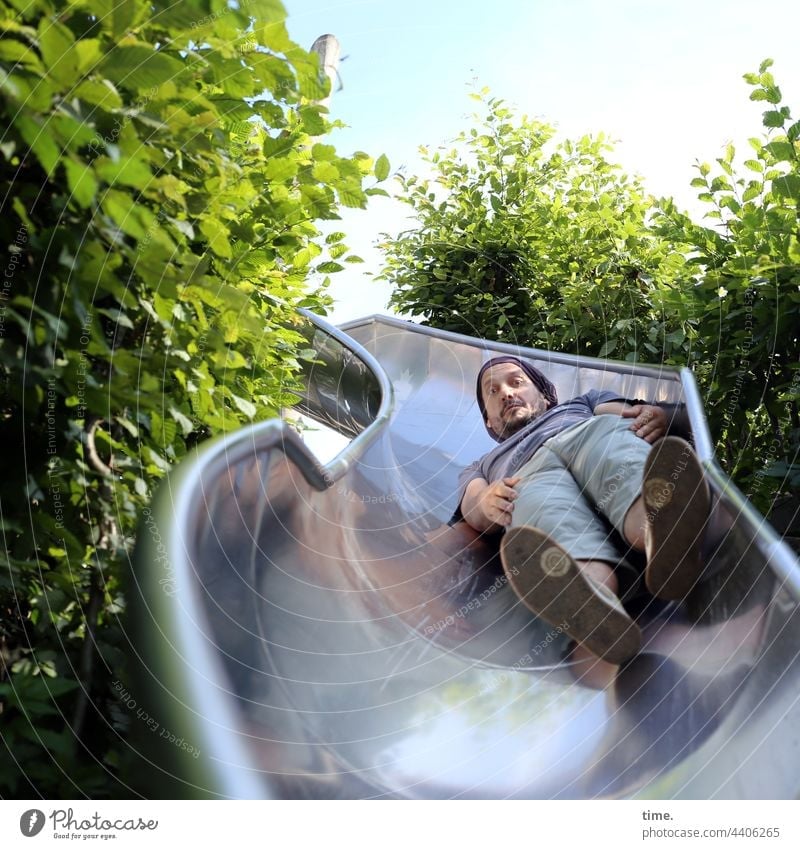 ParkTourHH21 | Rutschfux rutsche spielplatz mann silbrig rückenlage spiegeln glänzen grünzeug busch rutschen schieflage kindheit metall konzentriert