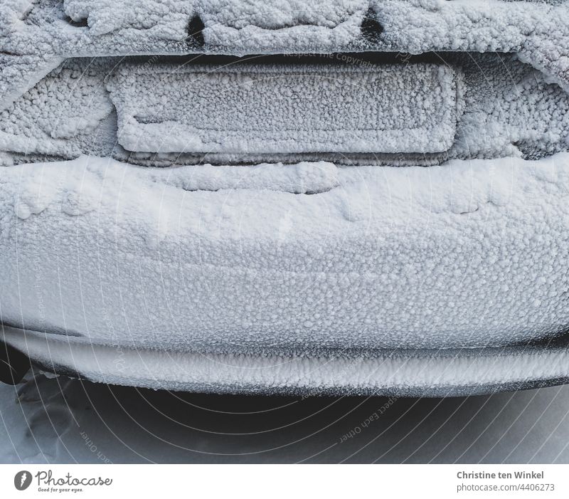 Rückansicht eines  vereisten und teils verschneiten Autos an einem eiskalten Wintermorgen Autoheck Heck Eis gefroren Frost frieren Schnee weiß Außenaufnahme