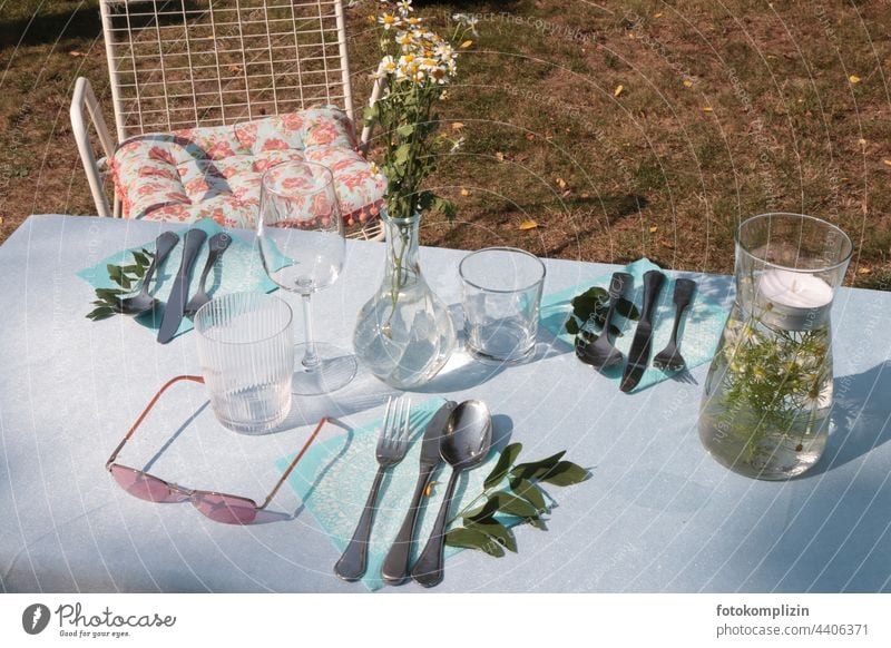 sommerliches Tischgedeck Gedeck gedeckter Tisch Sommer Gartenfest Gartentisch Gläser Dekoration & Verzierung Feste & Feiern Besteck Geschirr Festessen