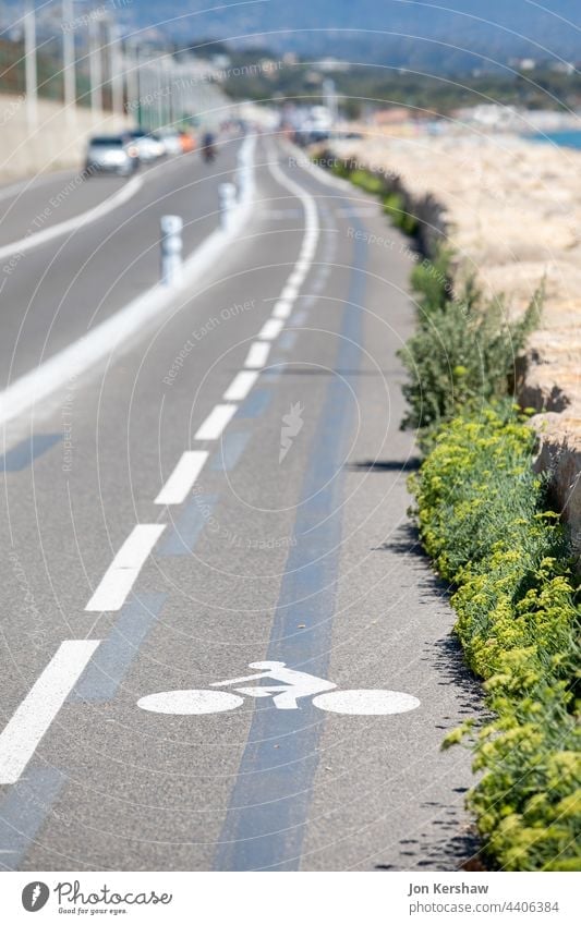 Radwegschild an einer Küstenstraße in Südfrankreich Fahrradweg Zyklus Weg Verkehrszeichen Wegweiser Straßennamenschild Zeichen Boden Fahrspur Mark Symbol Angabe